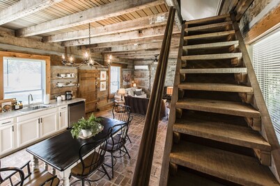 Remodeled Cabin, with creek, super close to Nashville 