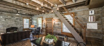 Remodeled Cabin, with creek, super close to Nashville 