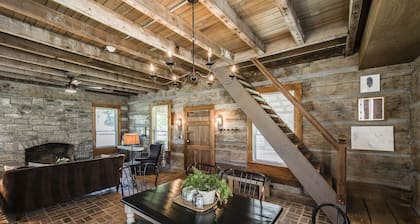 Remodeled Cabin, with creek, super close to Nashville