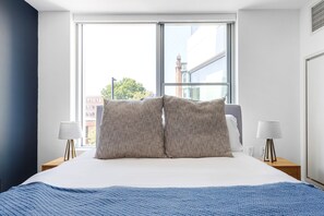 Tabla de planchar con plancha, wifi y ropa de cama