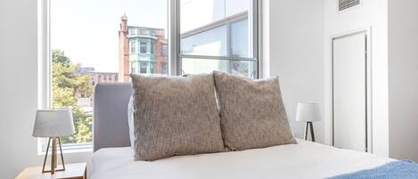 Een strijkplank/strijkijzer, wifi, beddengoed