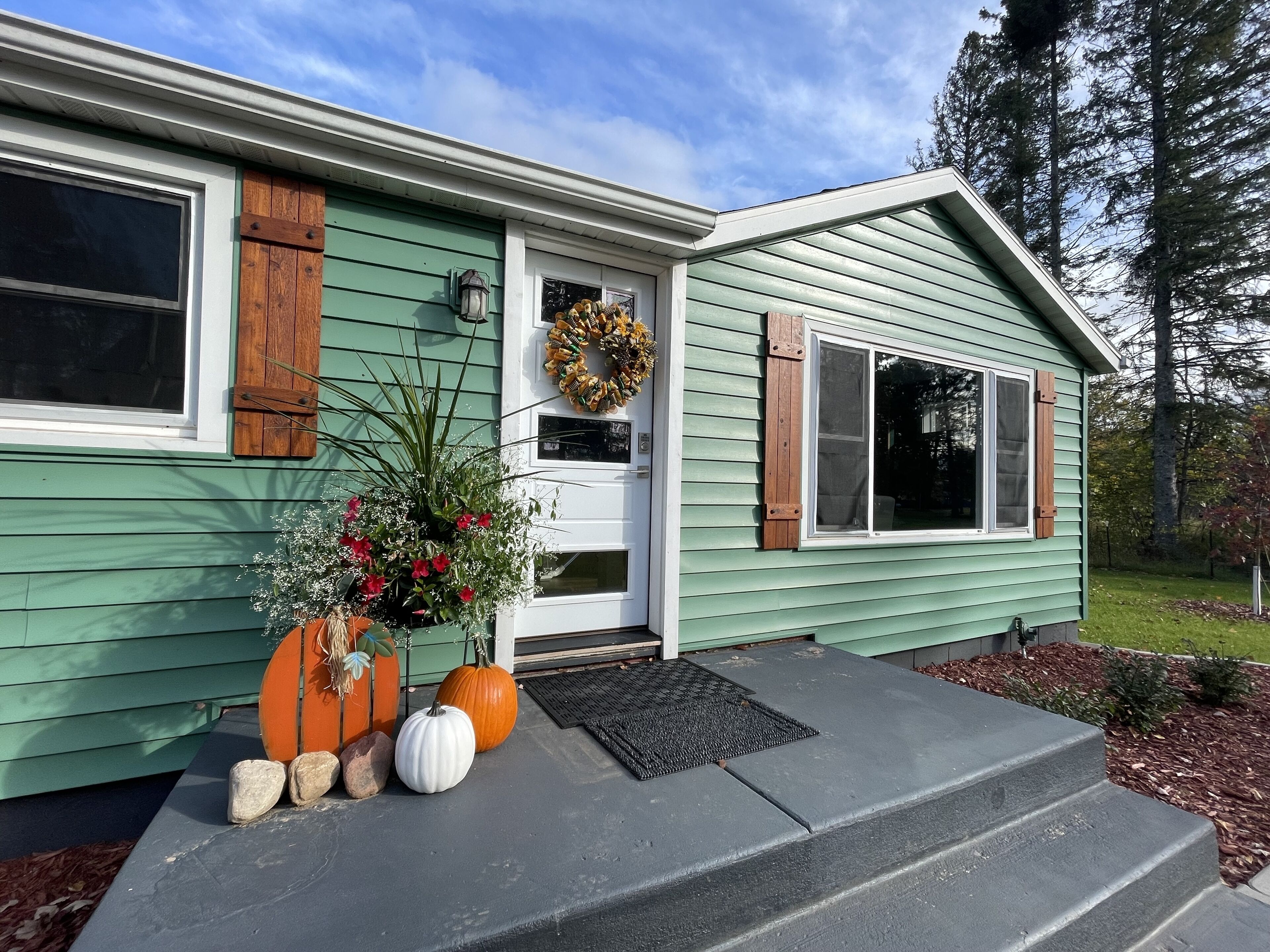 Beautiful sunsets, renovated home, kayaks, peddle boat, fishing, Wi-Fi, sml dogs