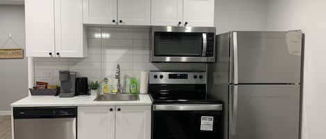 Geladeira, micro-ondas, fogão, cooktop