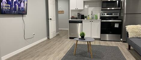 Køleskab, mikrobølgeovn, ovn, kogeplade