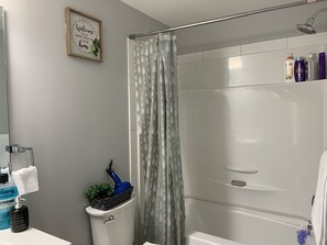 Haartrockner, Handtücher, Seife, Toilettenpapier
