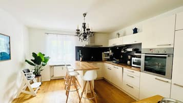 Een koelkast, een magnetron, een oven, een kookplaat