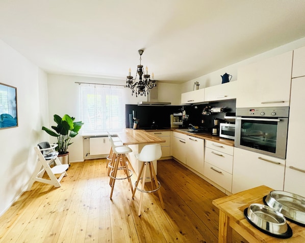 Køleskab, mikrobølgeovn, ovn, kogeplade