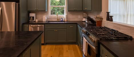 ثلاجة، ميكروويف، فرن، موقد طهي مسطح