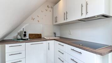 Réfrigérateur, un four, surface de cuisson, lave-vaisselle