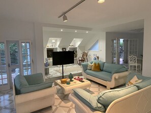 TV connectée, cheminée, chaîne hi-fi