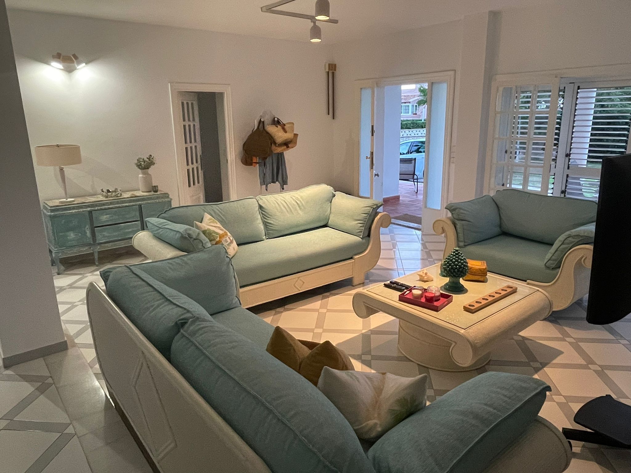 Smart-TV, Kamin, Stereoanlage