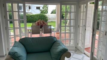 Smart-TV, Kamin, Stereoanlage