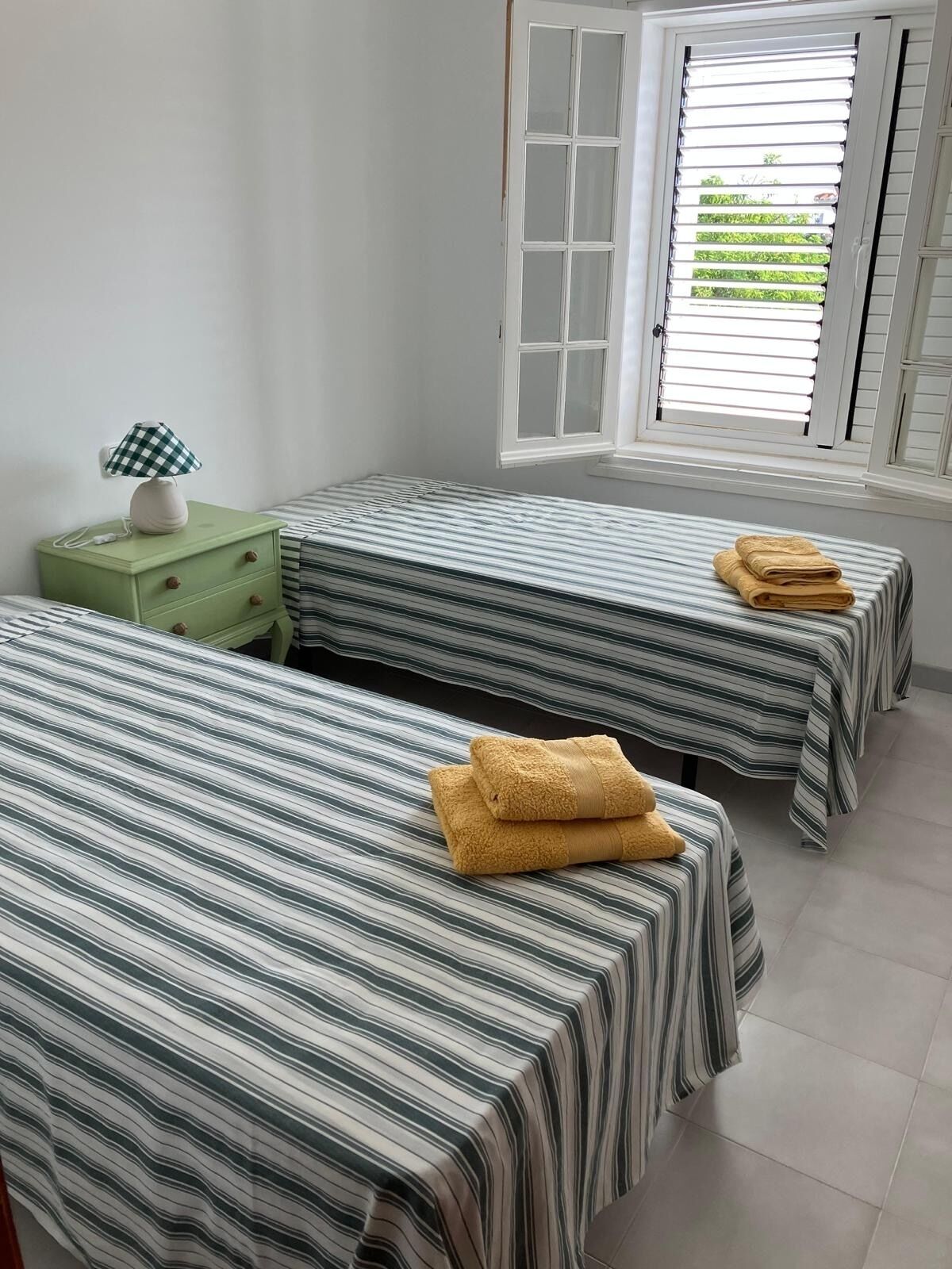 4 slaapkamers, een kluis op de kamer, een bureau