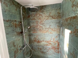 Douche, baignoire à jets, sèche-cheveux, bidet