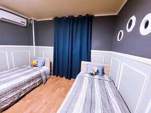 Desk, free WiFi - PyoLi guesthouse (Seogwipo)