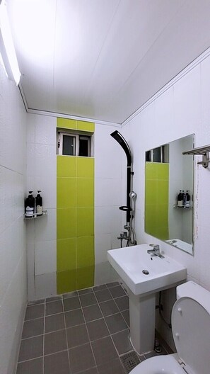 Shower, hair dryer, heated floors, towels - PyoLi guesthouse (Seogwipo)
