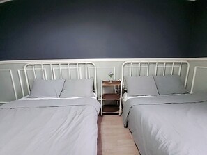 Desk, free WiFi - PyoLi guesthouse (Seogwipo)