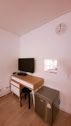 Basic Shared Dormitory, Women only | Desk, free WiFi - PyoLi guesthouse (Seogwipo)