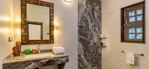 Handtücher, Seife, Shampoo, Toilettenpapier