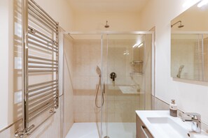Combined shower/tub, towels - Nana Inn palazzo nana' (Napoli)