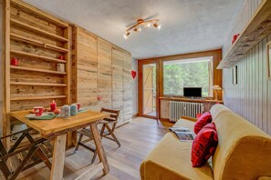TV - Studio Abete Rosso 500m From Ski, Sauze d'Oulx, Italy (Sauze d'Oulx)