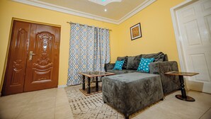 Chambre Confort, 1 très grand lit, cuisine, vue ville | Coin séjour