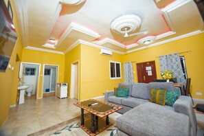 50-inch Smart TV with satellite channels, TV, video-game console - Bethel Suites Hotel (Accra)