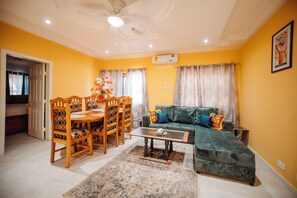 50-inch Smart TV with satellite channels, TV, video-game console - Bethel Suites Hotel (Accra)