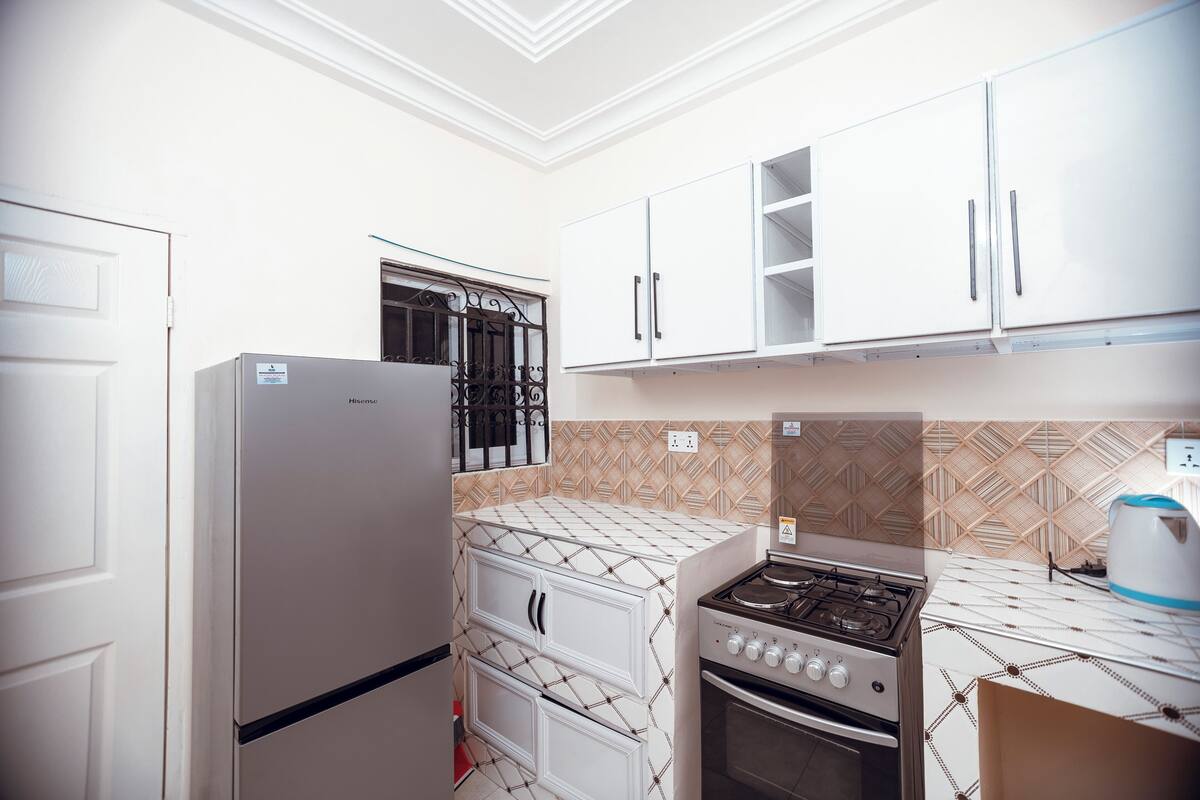 Traditional Room | Private kitchen | Full-size fridge, microwave, oven, stovetop