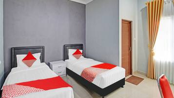 Habitación estándar con 2 camas individuales | Escritorio, wifi gratis y ropa de cama