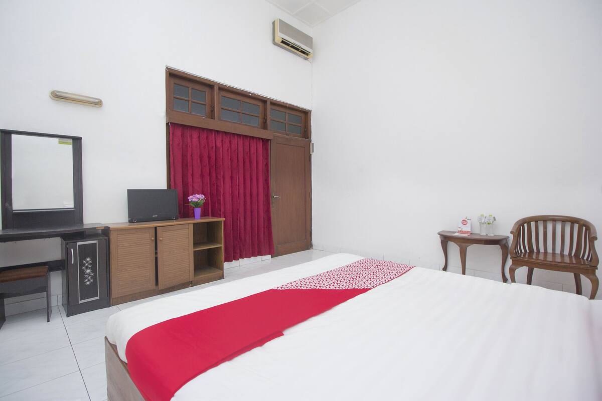 Laptop workspace, free WiFi, bed sheets