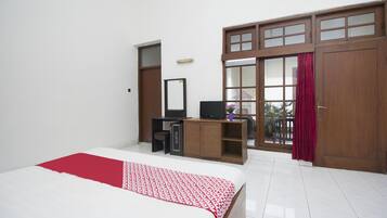 Laptop workspace, free WiFi, bed sheets