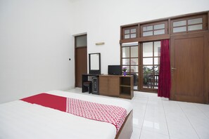 Laptop workspace, free WiFi, bed sheets - Super OYO 759 Hotel Dewi Sri (Yogyakarta)