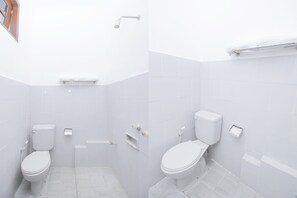 Doppia Deluxe | Bagno | Doccia, asciugamani, sapone, shampoo