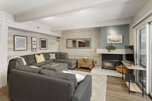 Apartment (Snowmass Mountain D1) | Wohnbereich | 30-Zoll-Flachbildfernseher mit Kabelempfang, Kamin