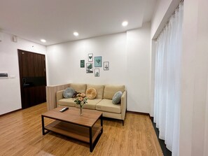 43-inch Smart TV with digital channels, TV - DK Sweet Home Truc Bach (Hanoi)