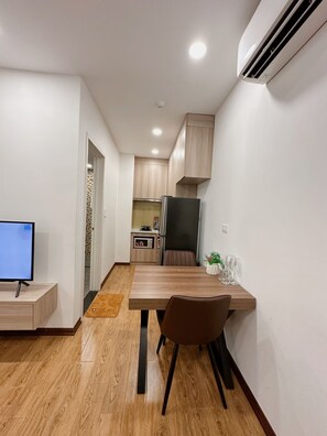 Departamento básico | Área de sala de estar | Smart TV de 43 pulgadas con canales digitales y televisión 