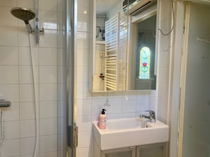 Bathtub, hair dryer - Holiday home - 5 persons - closet to the Lauwerslake near Wadden Sea (Eanjum)