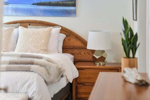 2 bedrooms, iron/ironing board, WiFi, bed sheets - Gulf Island View Suite (Chemainus)