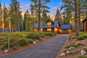 Welcome to The Bear's Den—a spacious six-bedroom Tahoe home surrounded by towering pines, with room for families and groups to spread out and enjoy the mountains together. - 6BR Tahoe Cabin, Hot Tub, Game Room, Near Heavenly (South Lake Tahoe)