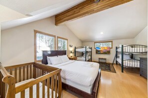 6 Schlafzimmer, Schreibtisch, Bügeleisen/Bügelbrett, Babybetten