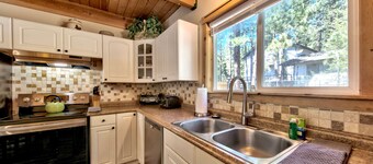 6 Bedroom, Game Room, Hot Tub, Near Lake and Trails, EV Charger, 12 guests+Extra Kids