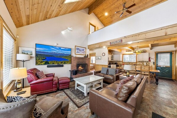 Smart-TV, Kamin, Videospiele, DVD-Player