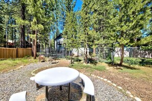 Outdoor dining - The Bear's Den: Hot Tub, Game Loft, NearHeavenly (South Lake Tahoe)