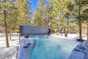 Outdoor spa tub - 6BR Tahoe Cabin, Hot Tub, Game Room, Near Heavenly (South Lake Tahoe)