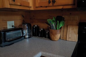Wasserkocher mit Kaffee-/Teezubehör, Kühlschrank, Mikrowelle, Ofen