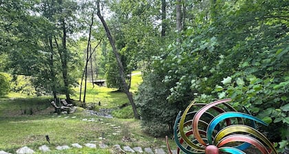Walk to the river or stay at the cabin w/ great outdoor space. Close to the Folk School & Casino