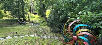 Walk to the river or stay at the cabin w/ great outdoor space. Close to the Folk School & Casino