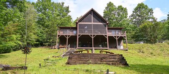 Walk to the river or stay at the cabin w/ great outdoor space. Close to the Folk School & Casino