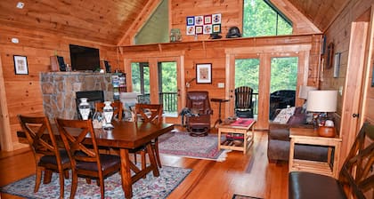 Walk to the river or stay at the cabin w/ great outdoor space. Close to the Folk School & Casino